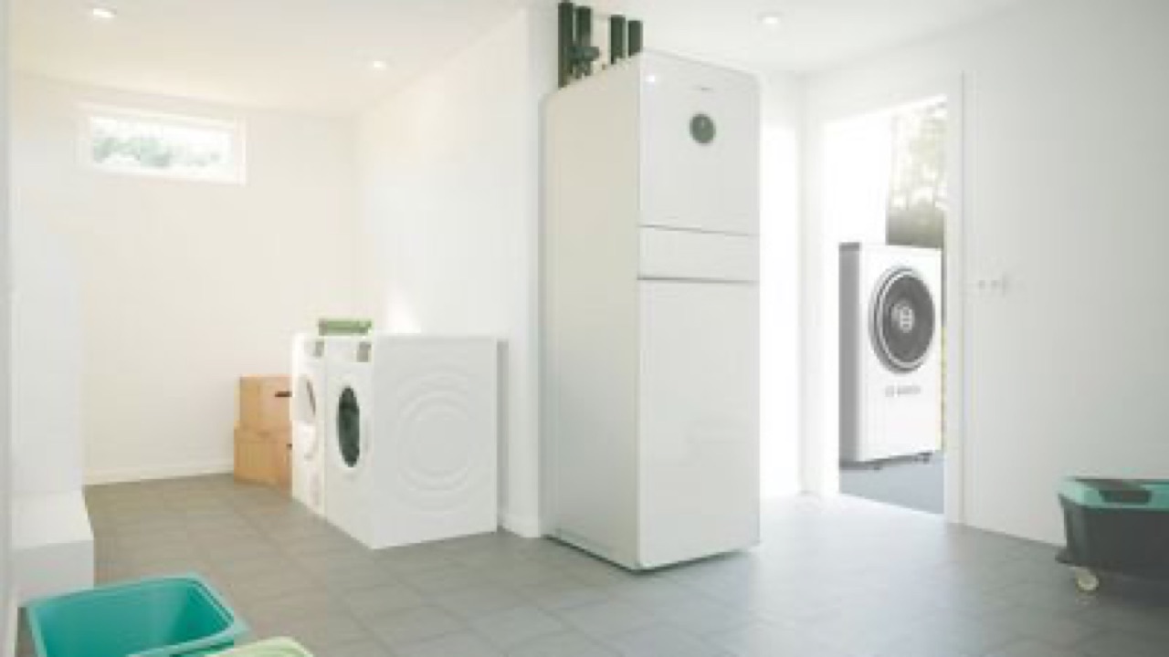 Bosch Wärmepumpe – Innengerät mit Warmwasserspeicher im Technikraum