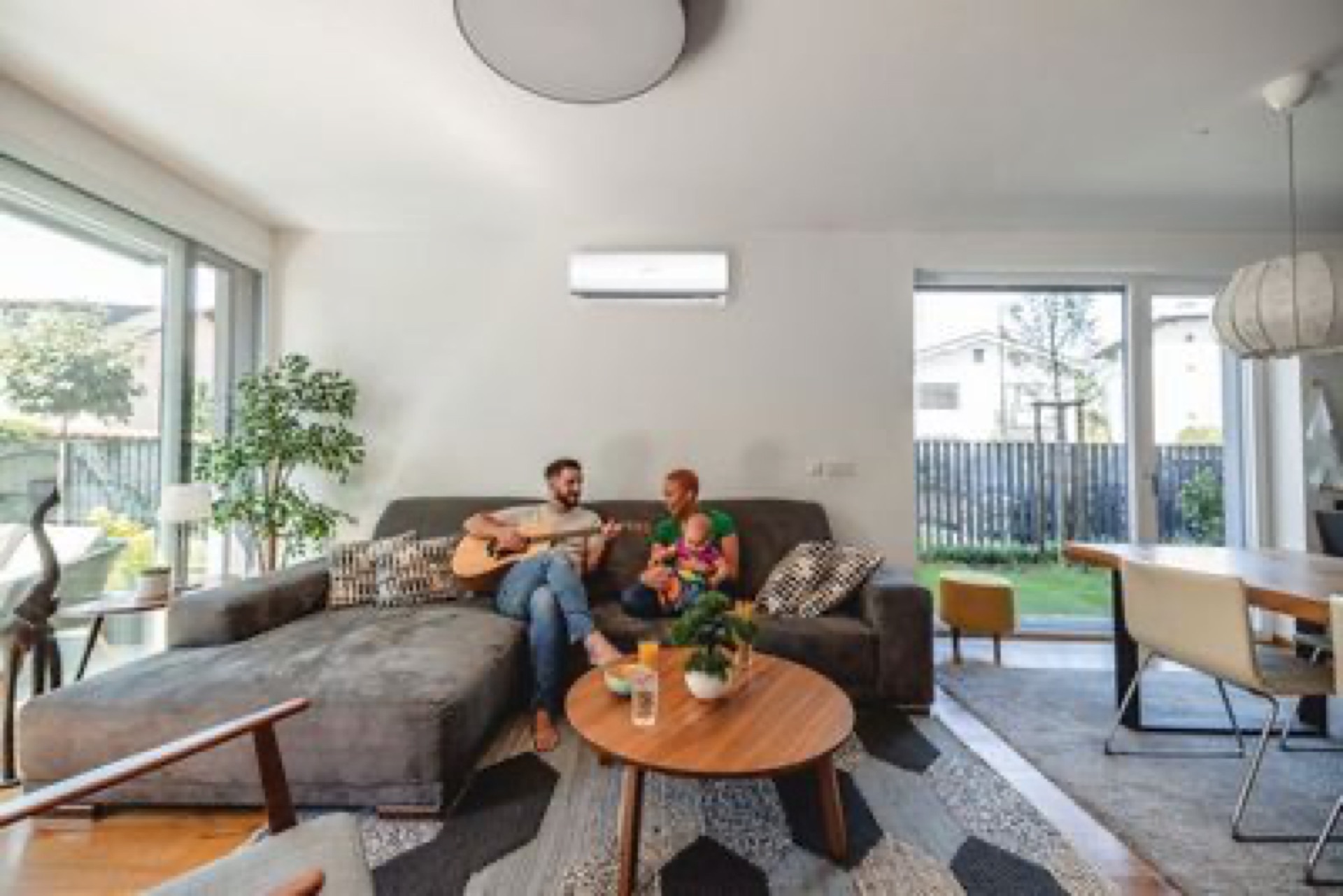 Moderne Split-Klimaanlage dezent im Wohnraum integriert