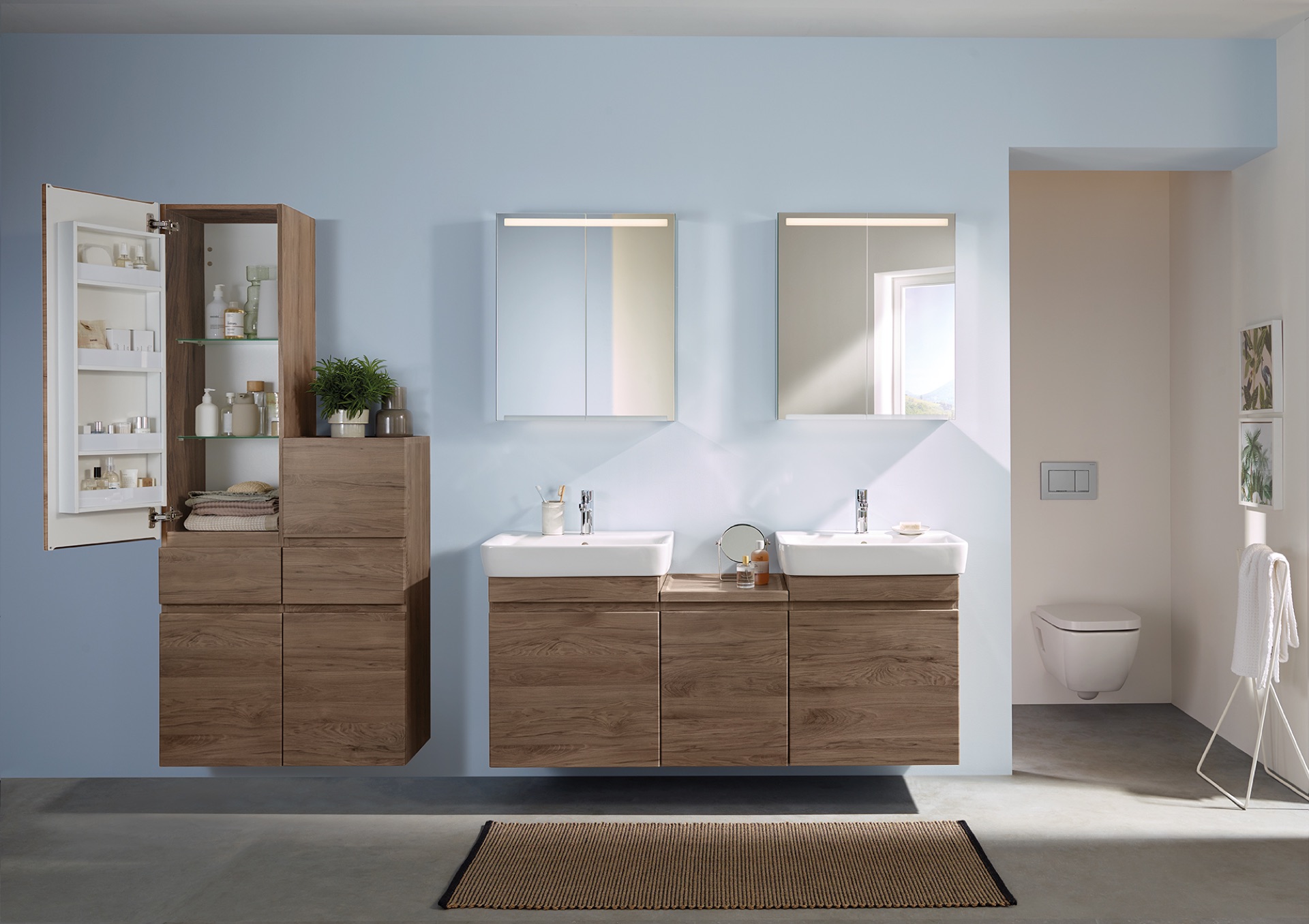 Modernes Bad mit bodengleicher Dusche und wandhängendem WC